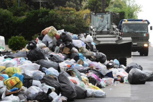 La raccolta dei rifiuti dei militari, oggi 9 maggio 2011, a Monteruscello ( Pozzuoli ) dove sono stati prelevati sacchetti di spazzatura da giorni accumulati nei pressi di un scuola elementare. ANSA / CIRO FUSCO