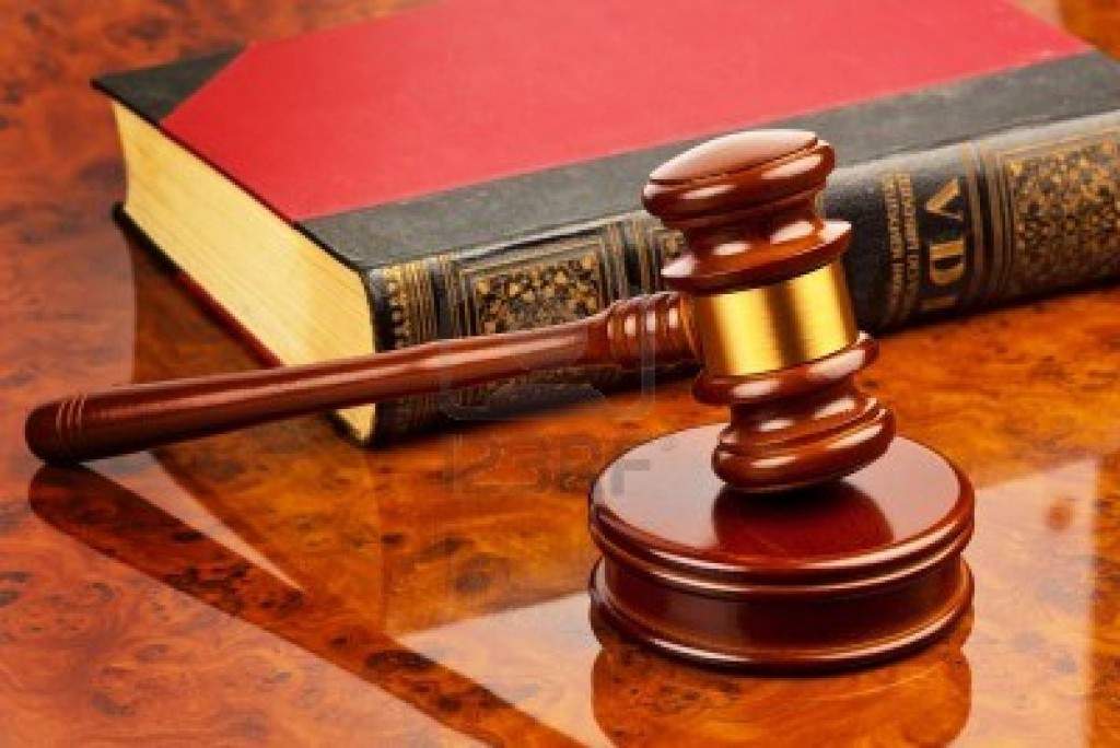 14563317-il-martelletto-di-un-giudice-in-tribunale-si-trova-su-una-scrivania