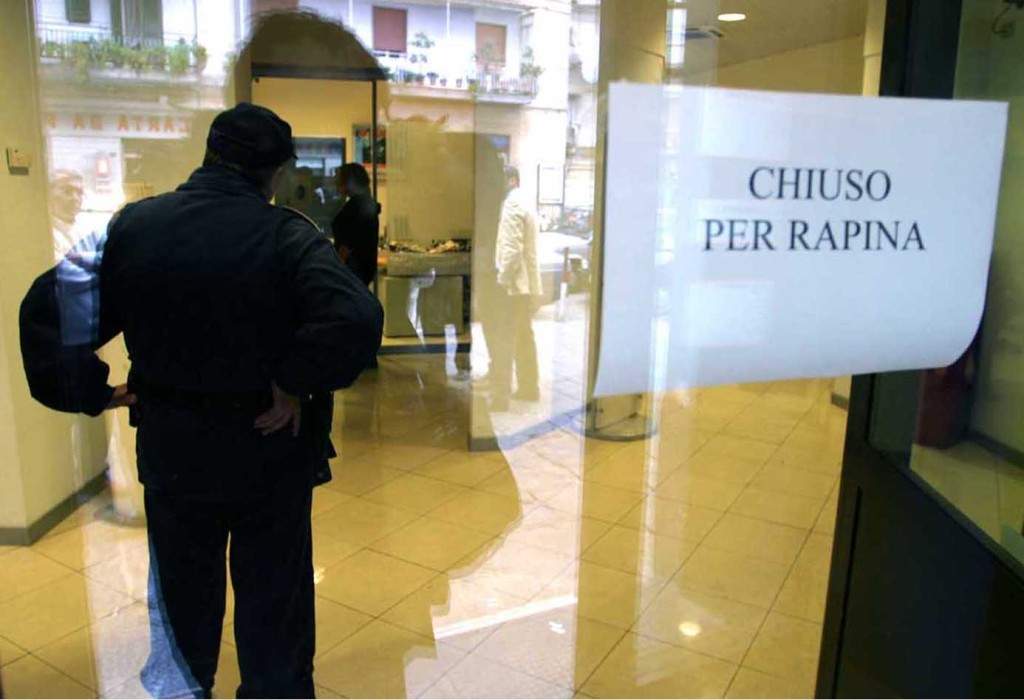NAPOLI : RAPINA BANCA UNICREDIT AL CORSO ARNALDO LUCCI