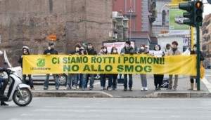 Alcuni-manifestanti-in-protesta-contro-linquinamento-dellaria