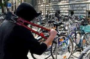 ladro-di-bici-stazione-parma
